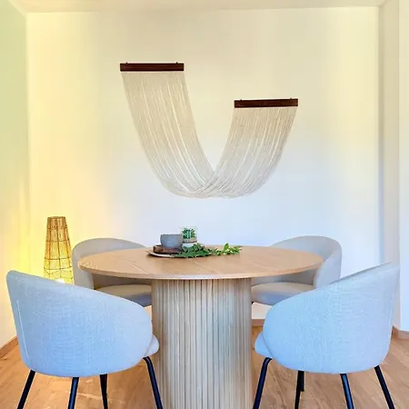 Stylish 2r Apartment
